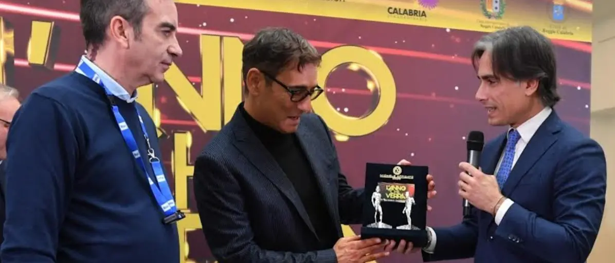 Capodanno Rai a Reggio,\u00A0Marco Liorni riceve i bronzi di Riace realizzati dagli orafi Affidato\n