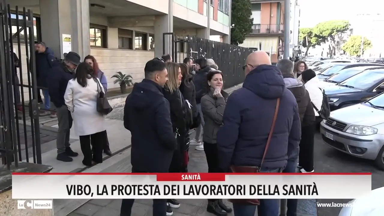 Vibo, la protesta dei lavoratori della sanità