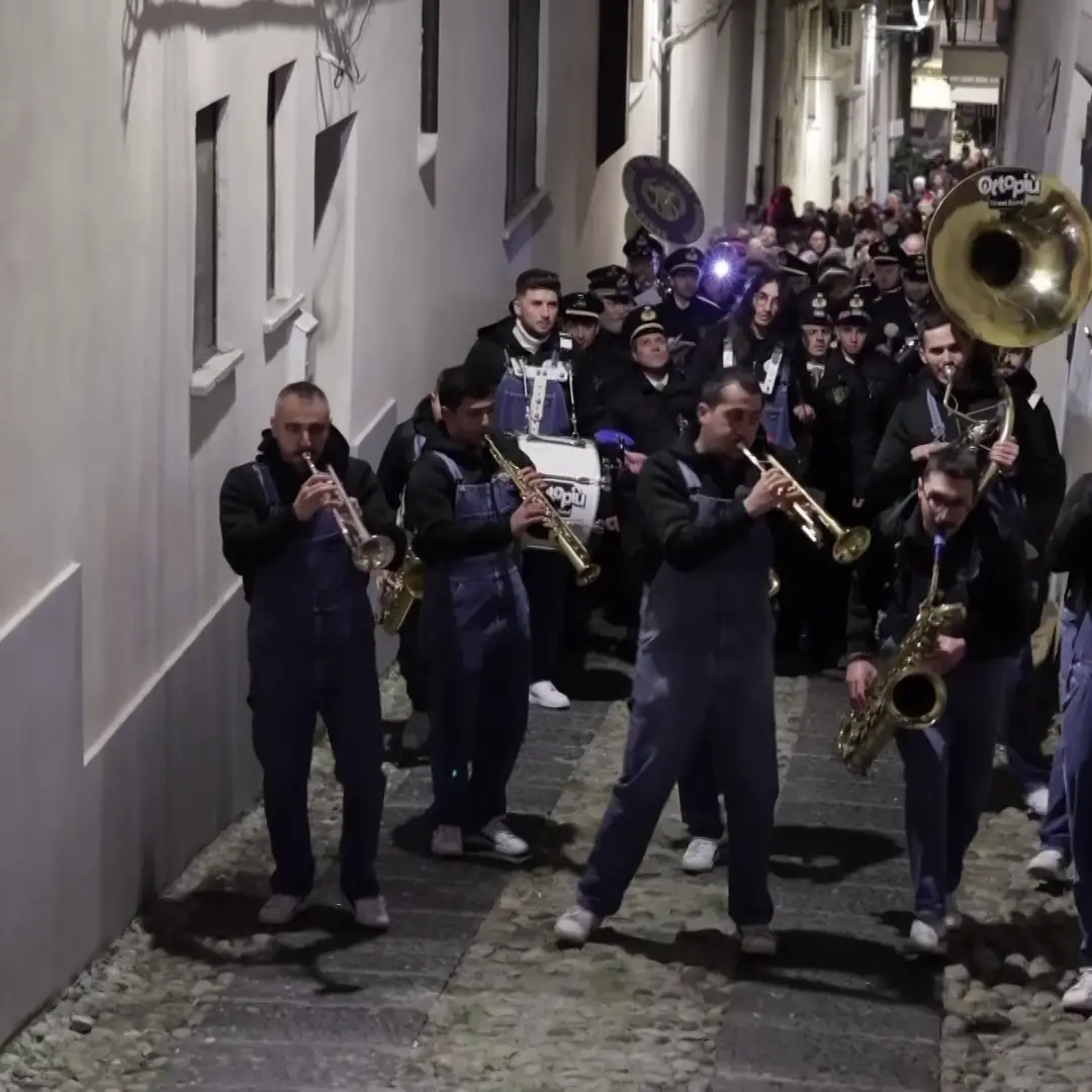 Nakalaika a Catanzaro: in centinaia nei vicoli del centro storico per la processione musicale\u00A0con\u00A0 Roy Paci, Mannarino\u00A0e tanti\u00A0ospiti\n