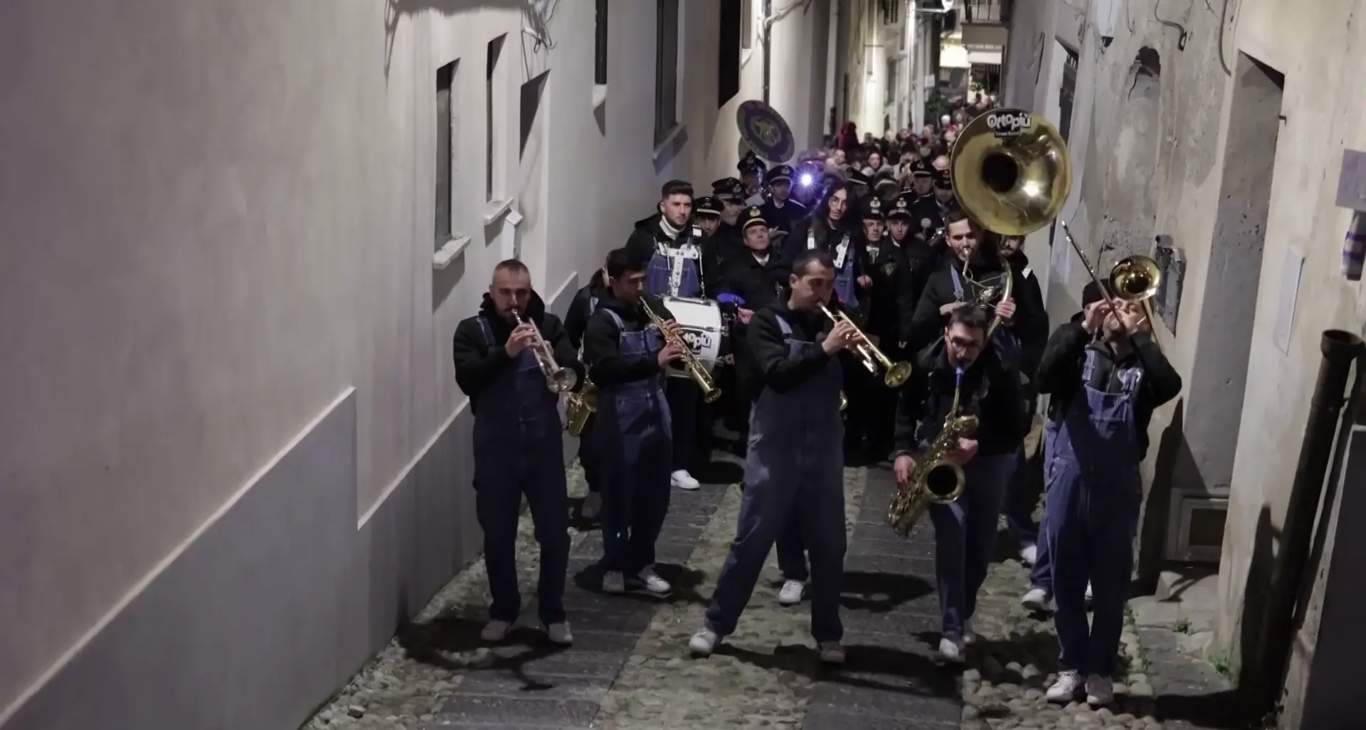 Nakalaika a Catanzaro: in centinaia nei vicoli del centro storico per la processione musicale\u00A0con\u00A0 Roy Paci, Mannarino\u00A0e tanti\u00A0ospiti\n