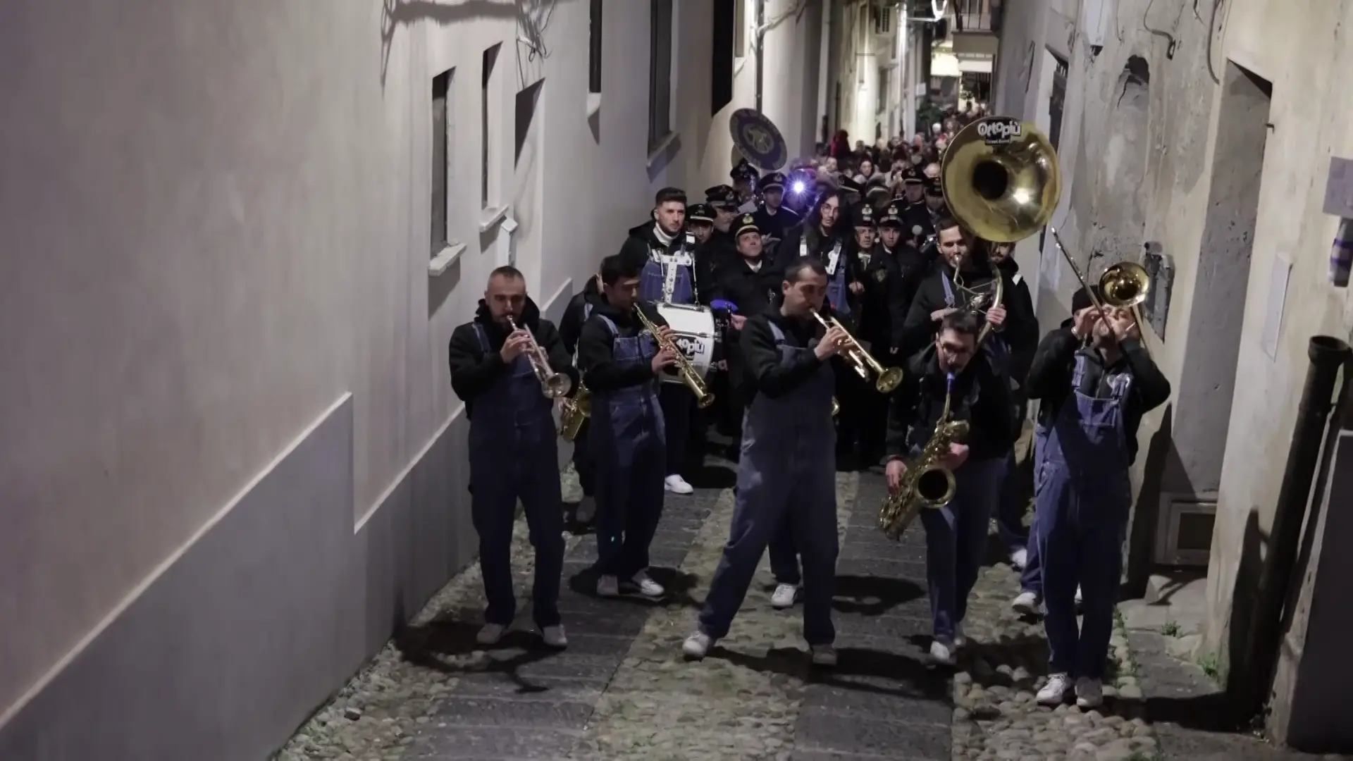 Nakalaika a Catanzaro: in centinaia nei vicoli del centro storico per la processione musicale\u00A0con\u00A0 Roy Paci, Mannarino\u00A0e tanti\u00A0ospiti\n