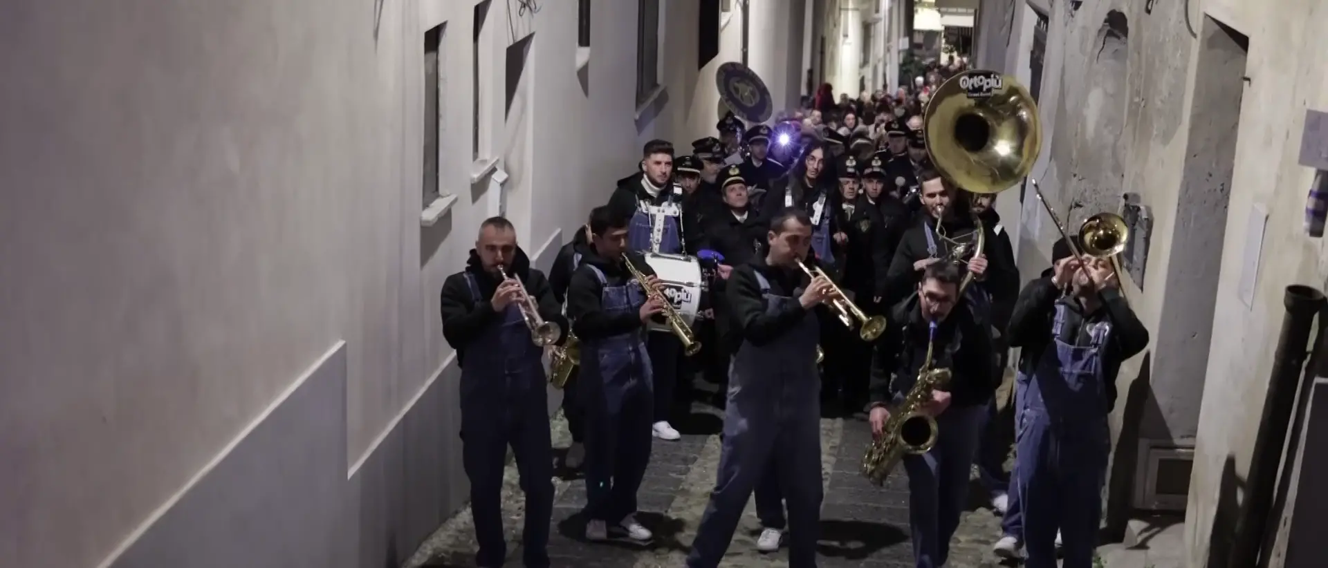 Nakalaika a Catanzaro: in centinaia nei vicoli del centro storico per la processione musicale\u00A0con\u00A0 Roy Paci, Mannarino\u00A0e tanti\u00A0ospiti\n