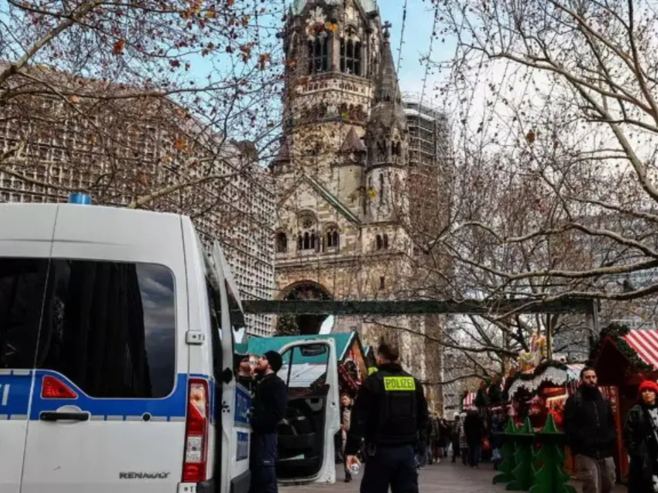 Nuovo attacco in Germania, ferisce due passanti con un coltello a Berlino: arrestato dalla polizia