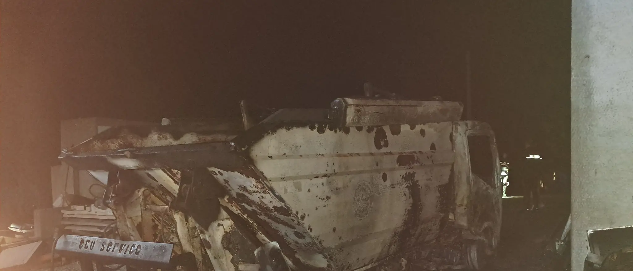 Roccella, nella notte di Capodanno a fuoco due mezzi usati per la raccolta rifiuti