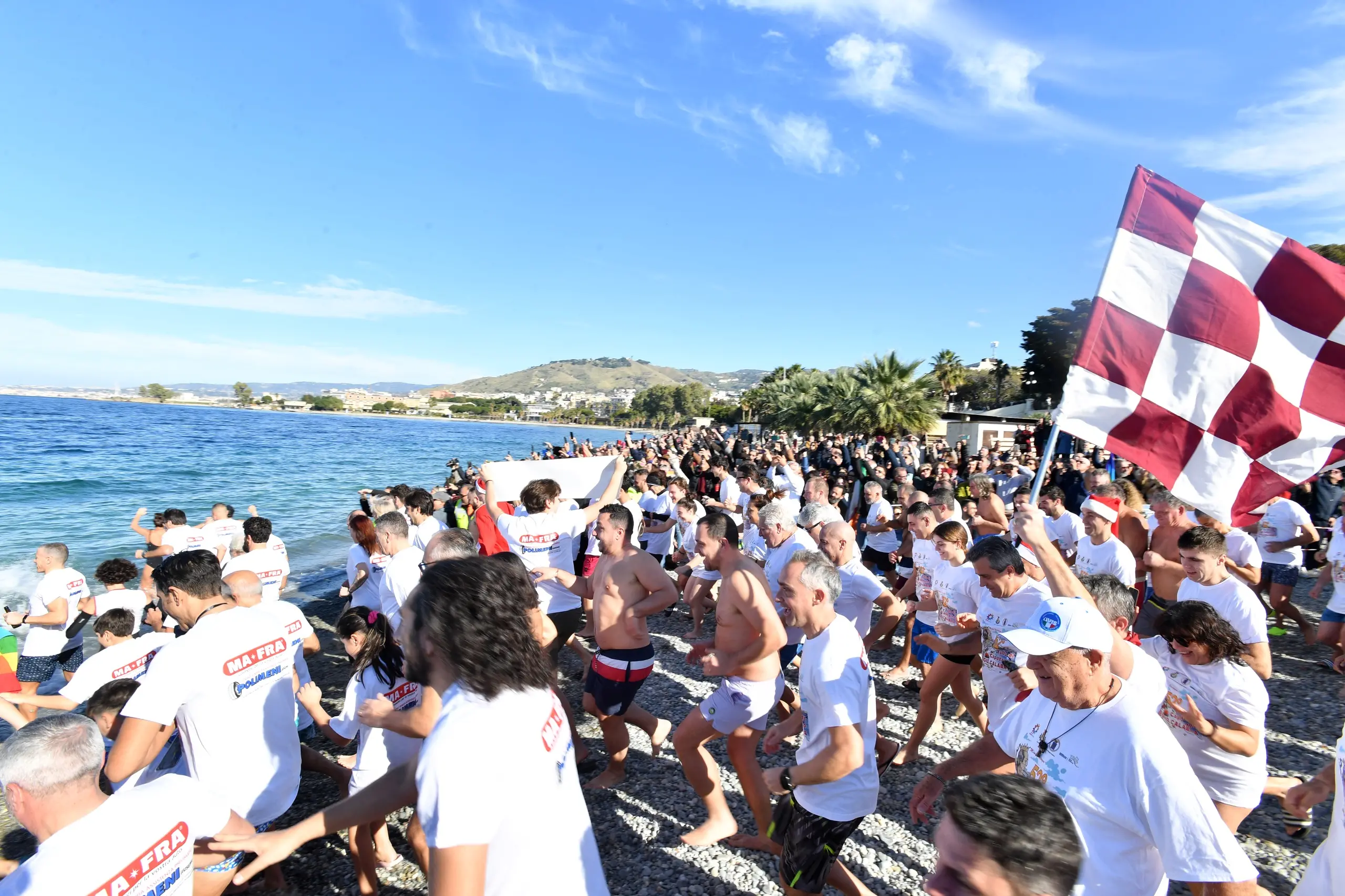 Reggio Calabria saluta il 2025 con il tradizione tuffo di Capodanno: presenti in centinaia tra cui il sindaco e il prefetto