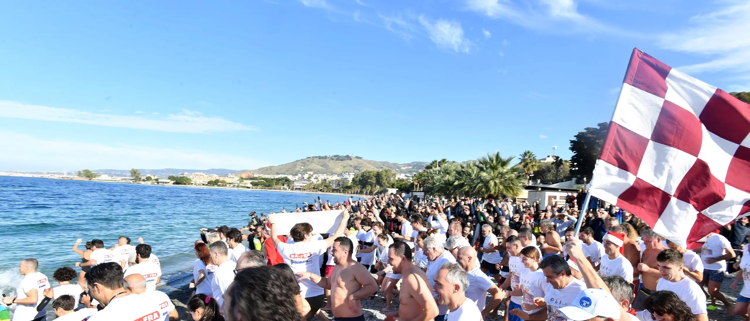 Reggio Calabria saluta il 2025 con il tradizione tuffo di Capodanno: presenti in centinaia tra cui il sindaco e il prefetto