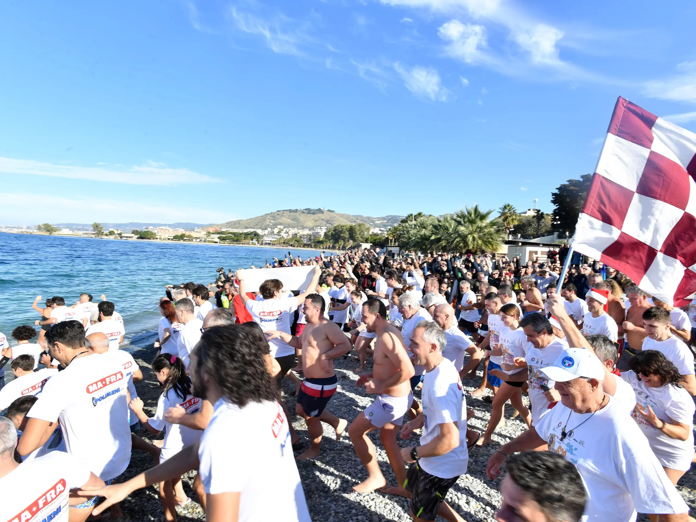 Reggio Calabria saluta il 2025 con il tradizione tuffo di Capodanno: presenti in centinaia tra cui il sindaco e il prefetto