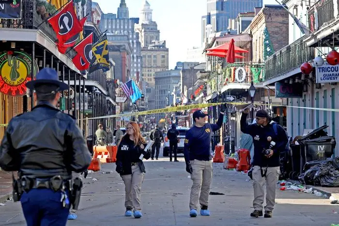 Auto sulla folla a New Orleans: almeno 10 morti e 35 feriti. L’attentatore ucciso in una sparatoria