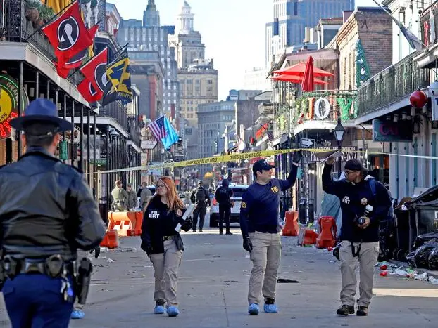 Auto sulla folla a New Orleans: almeno 10 morti e 35 feriti. L’attentatore ucciso in una sparatoria