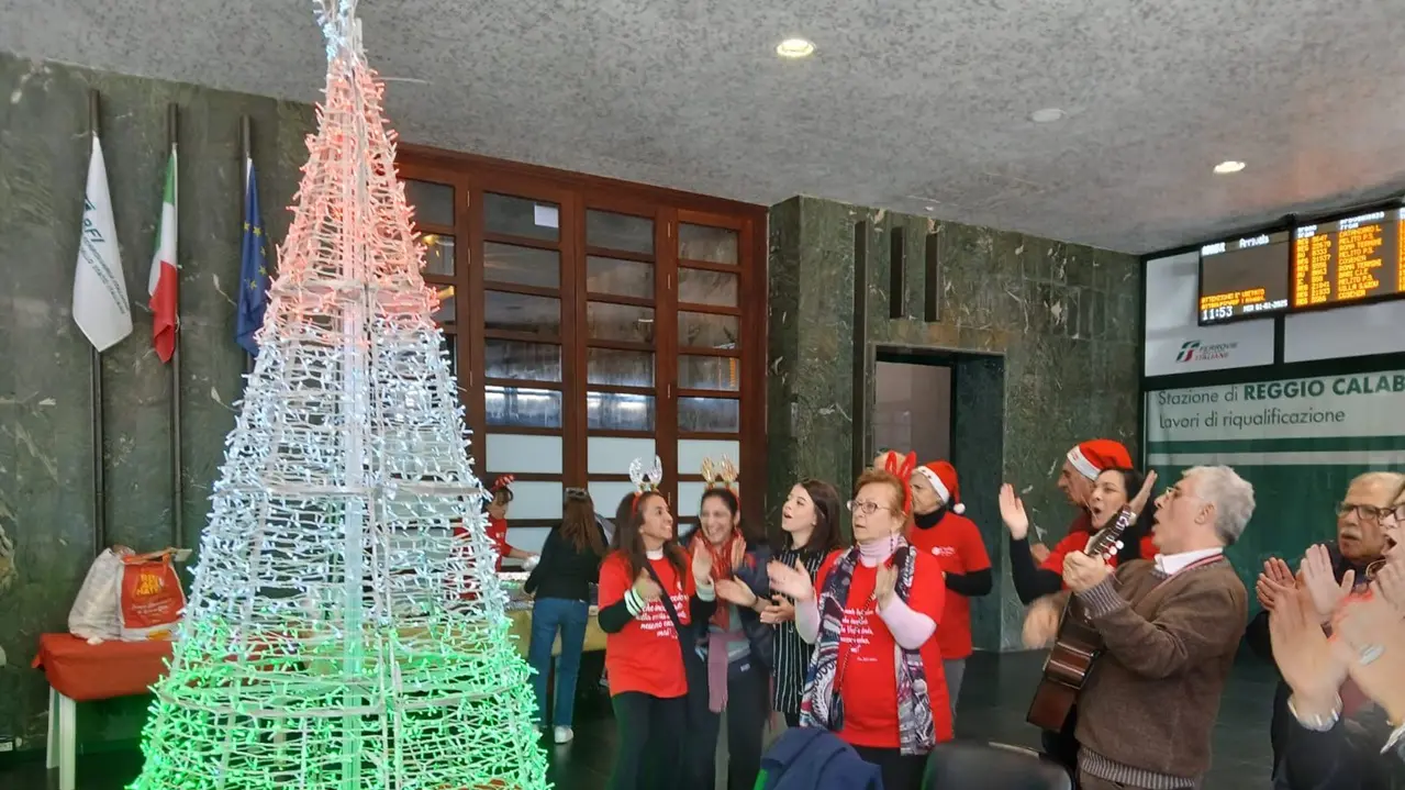 <p>I volontari e le volontarie della Casa di Lena animano il pranzo di Capodanno nell&#39;atrio della stazione Centrale di Reggio Calabria</p>\\n