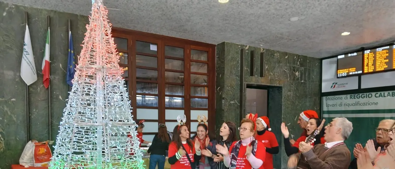 Reggio, l’atrio della\u00A0stazione Centrale accoglie le persone fragili per il pranzo di Capodanno\n