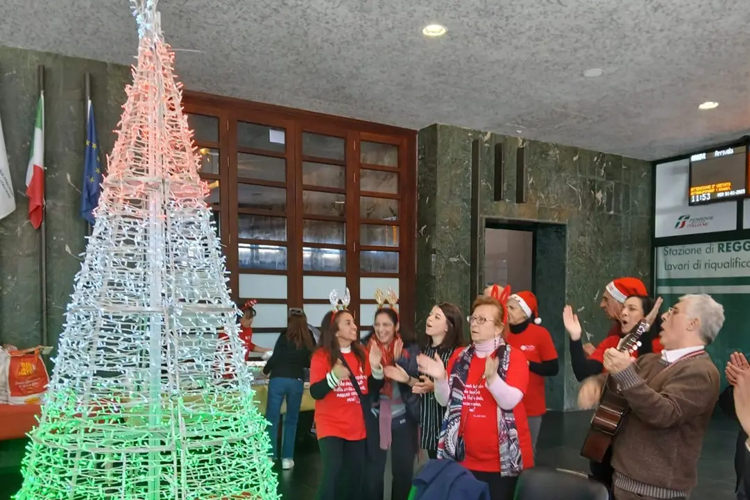 <p>I volontari e le volontarie della Casa di Lena animano il pranzo di Capodanno nell&#39;atrio della stazione Centrale di Reggio Calabria</p>\\n