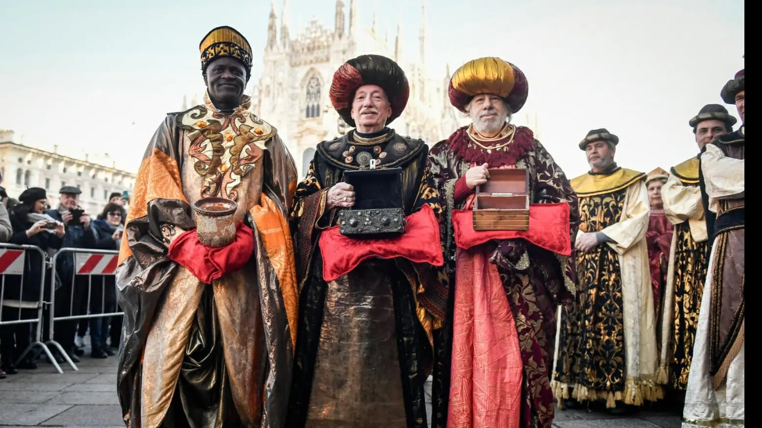 <p>Il corteo dei Re Magi nel centro di Milano, tradizione che verr&agrave; ripresa a Bagnara nel giorno dell&#39;Epifania</p>\\n , gentile redazione,