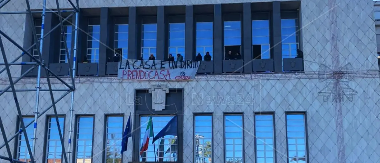 Cosenza, clamorosa iniziativa per l’emergenza casa: occupato il Comune\n