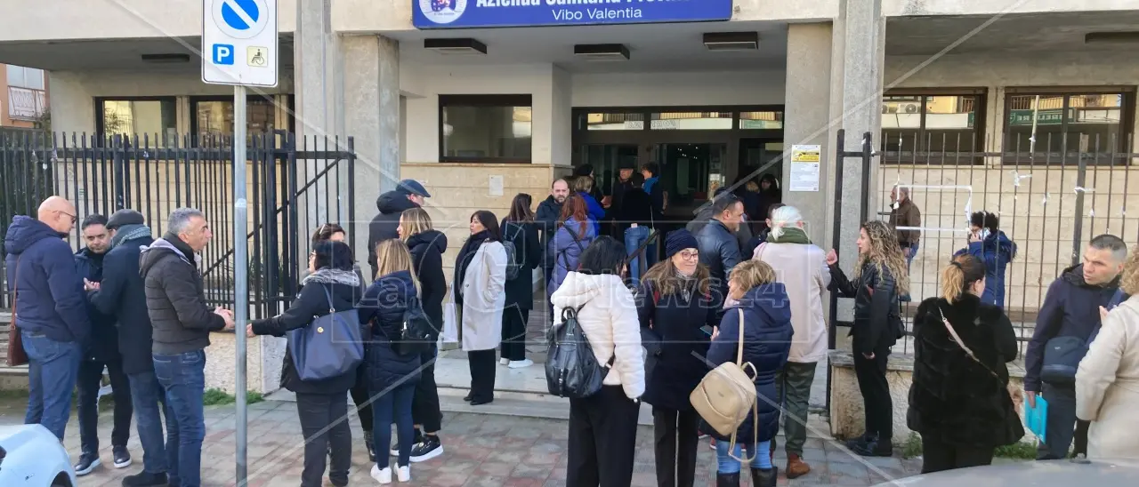 Sanitari mandati a casa, Tucci (M5s): «A Vibo pronto soccorso e reparti in affanno». Oggi un nuovo sit-in all’Asp\n