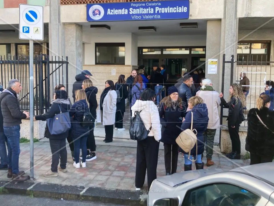 Sanitari mandati a casa, Tucci (M5s): «A Vibo pronto soccorso e reparti in affanno». Oggi un nuovo sit-in all’Asp