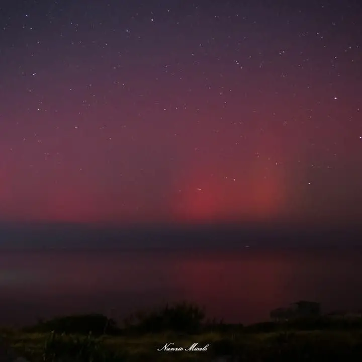 L’aurora boreale torna a colorare i cieli d’Italia il primo giorno dell’anno, lo spettacolo anche al Sud\n