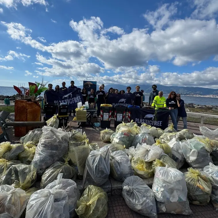 Inquinamento, Plastic free: «In un anno rimosse 45 tonnellate di plastica e rifiuti da spiagge e parchi in Calabria»\n