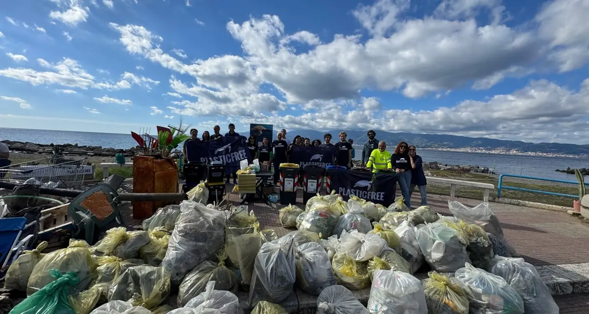 Inquinamento, Plastic free: «In un anno rimosse 45 tonnellate di plastica e rifiuti da spiagge e parchi in Calabria»\n