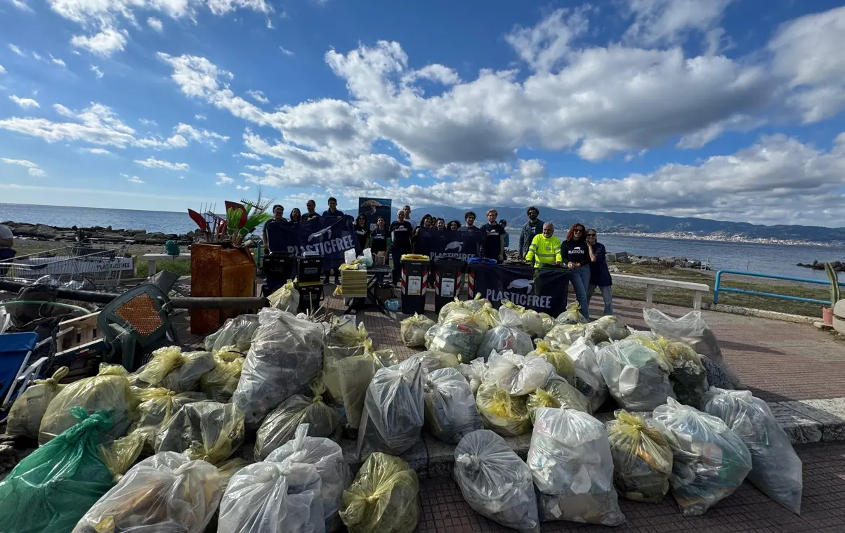 Inquinamento, Plastic free: «In un anno rimosse 45 tonnellate di plastica e rifiuti da spiagge e parchi in Calabria»\n