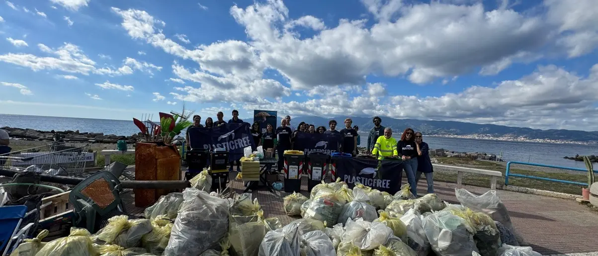 Inquinamento, Plastic free: «In un anno rimosse 45 tonnellate di plastica e rifiuti da spiagge e parchi in Calabria»\n