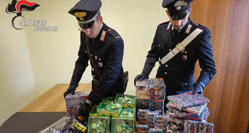 Giochi pirotecnici, petardi e cartucce: due laboratori illegali di esplosivi sequestrati dai carabinieri del Reggino\n