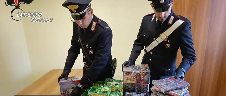 Giochi pirotecnici, petardi e cartucce: due laboratori illegali di esplosivi sequestrati dai carabinieri del Reggino\n