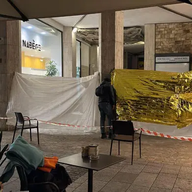 Omicidio in pieno centro a Bergamo, 40enne ucciso a coltellate: è caccia all’uomo