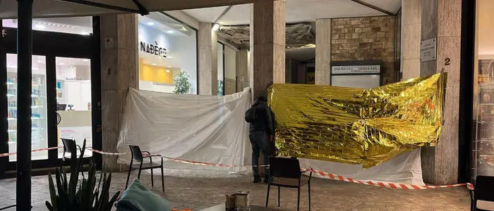 Omicidio in pieno centro a Bergamo, 40enne ucciso a coltellate: è caccia all’uomo