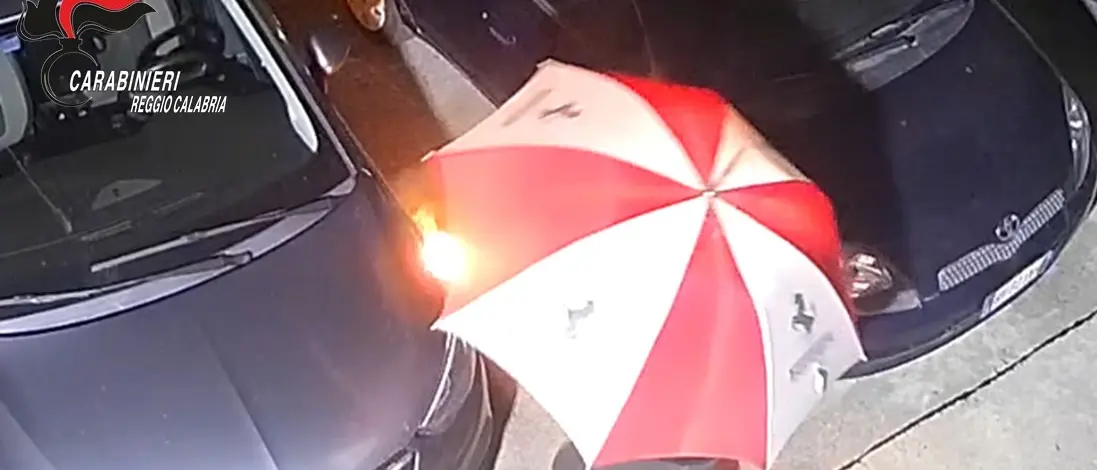 Il piromane con l’ombrello: preso un 60enne dopo 11 attentati incendiari a Marina di Gioiosa Ionica
