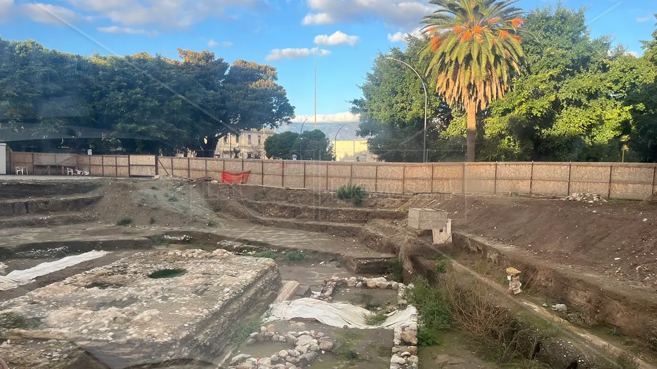 <p>Scavi archeologici di piazza Garibaldi a Reggio Calabria, cantiere chiuso da mesi</p>\\n