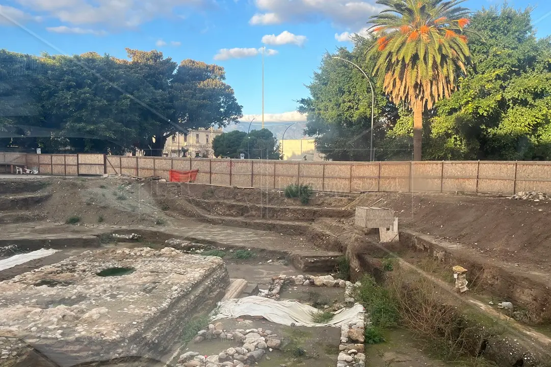 <p>Scavi archeologici di piazza Garibaldi a Reggio Calabria, cantiere chiuso da mesi</p>\\n