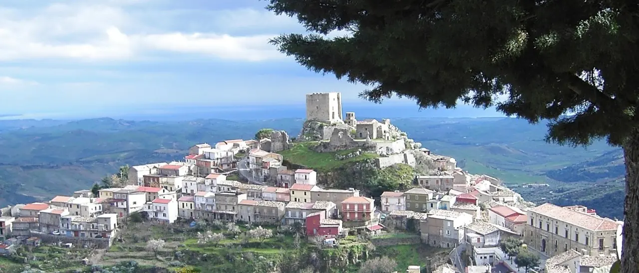 «Vietato ammalarsi», la provocatoria ordinanza del sindaco di Belcastro:\u00A0«Qua la gente muore e non si può curare»\n