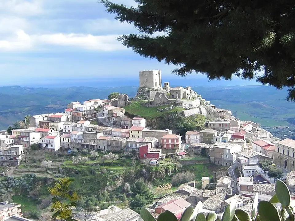 «Vietato ammalarsi», la provocatoria ordinanza del sindaco di Belcastro: «Qua la gente muore e non si può curare»