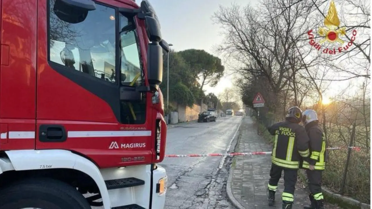 Incidente stradale ad Ancona, auto finisce contro una colonnina di gas: due\u00A0morti\n