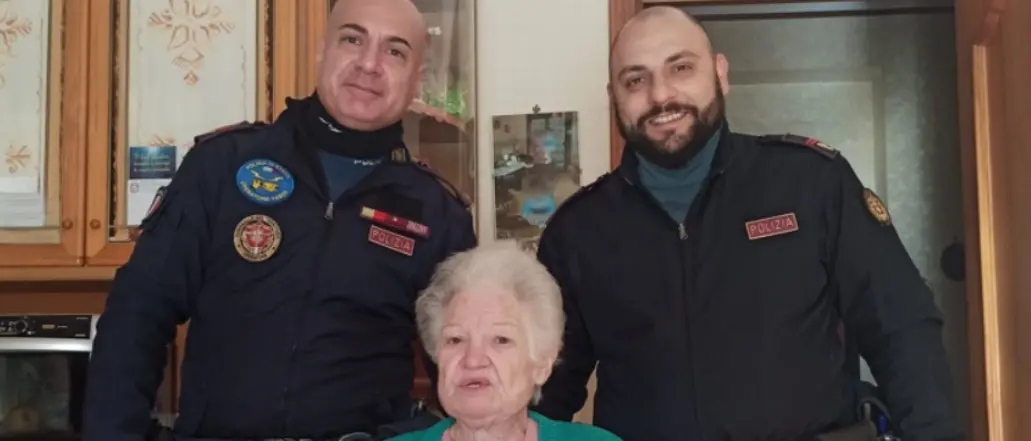 È sola a Capodanno, docente 80enne chiama la polizia per avere compagnia: due agenti le fanno visita a casa\n