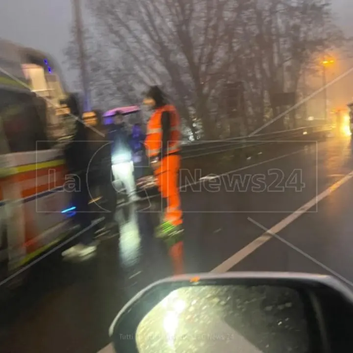 Incidente stradale sulla Statale 107, coinvolte due auto: traffico alternato\n