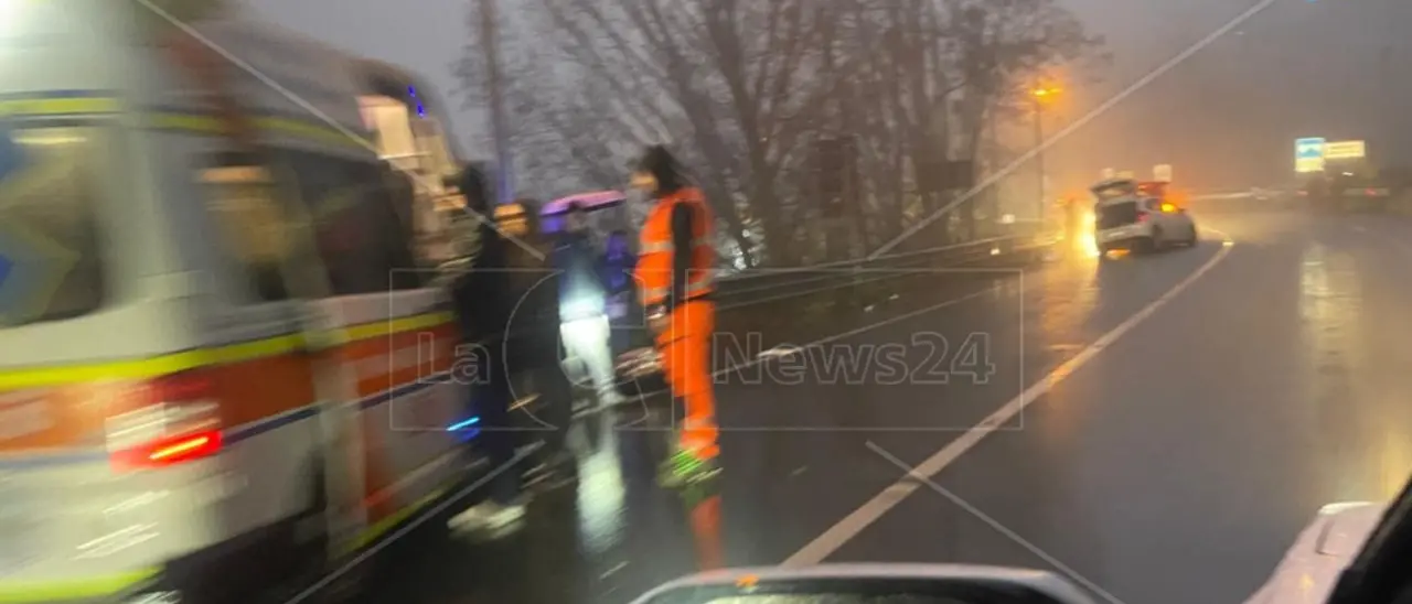 Incidente stradale sulla Statale 107, coinvolte due auto: traffico alternato\n