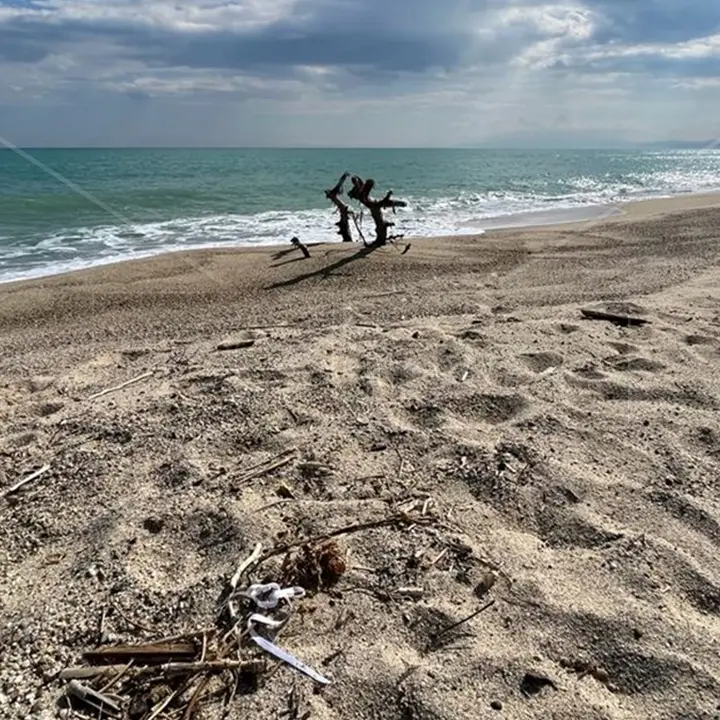 Dalla tragedia di Portopalo nel ‘96 al naufragio di Roccella, il cimitero Mediterraneo continua a inghiottire vite: solo nel 2024 oltre 2200 morti