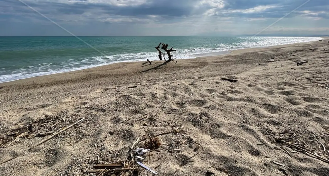 Dalla tragedia di Portopalo nel ‘96 al naufragio di Roccella, il cimitero Mediterraneo continua a inghiottire vite: solo nel 2024 oltre 2200 morti