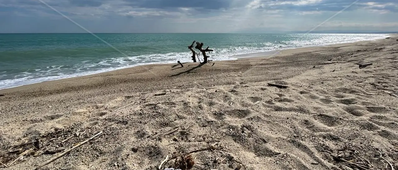 Dalla tragedia di Portopalo nel ‘96 al naufragio di Roccella, il cimitero Mediterraneo continua a inghiottire vite: solo nel 2024 oltre 2200 morti