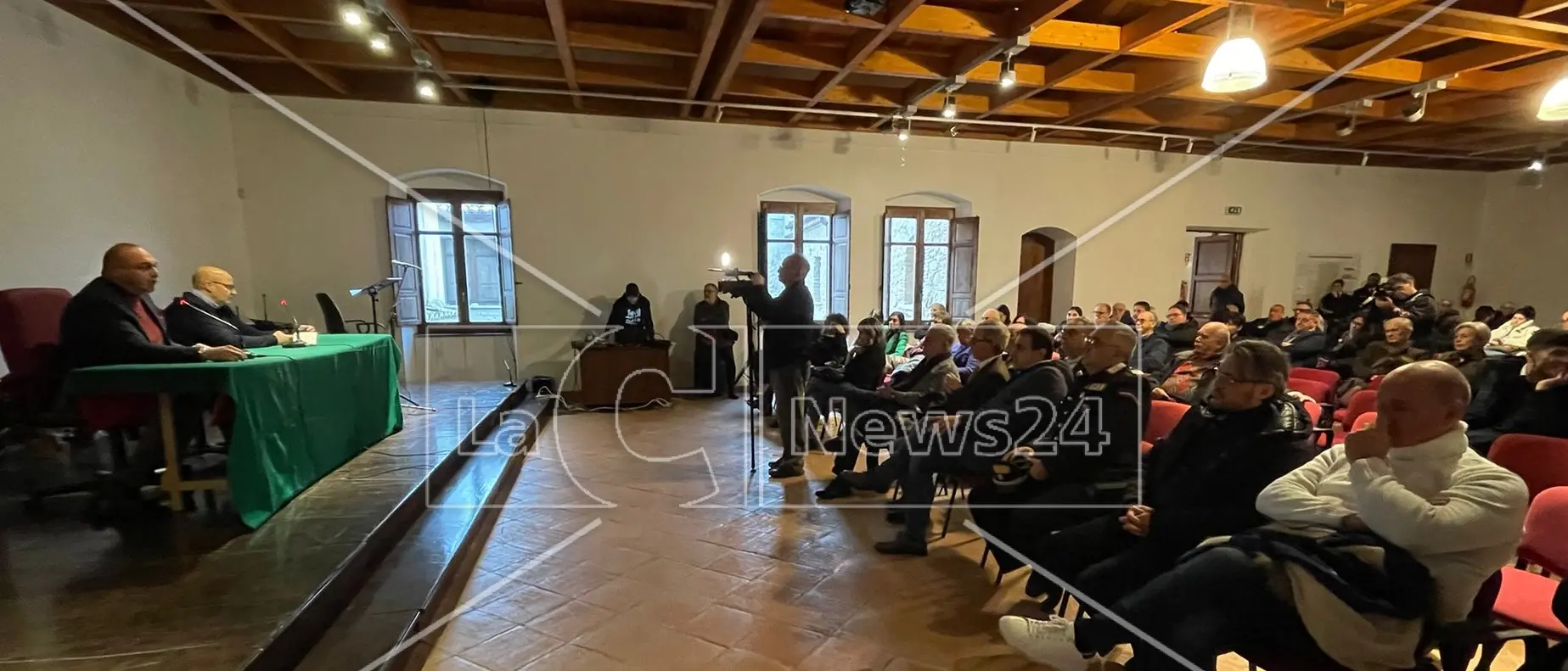 «Roccella non si piega»: il sindaco Zito alza la voce dopo gli incendi ai mezzi per la raccolta rifiuti\n