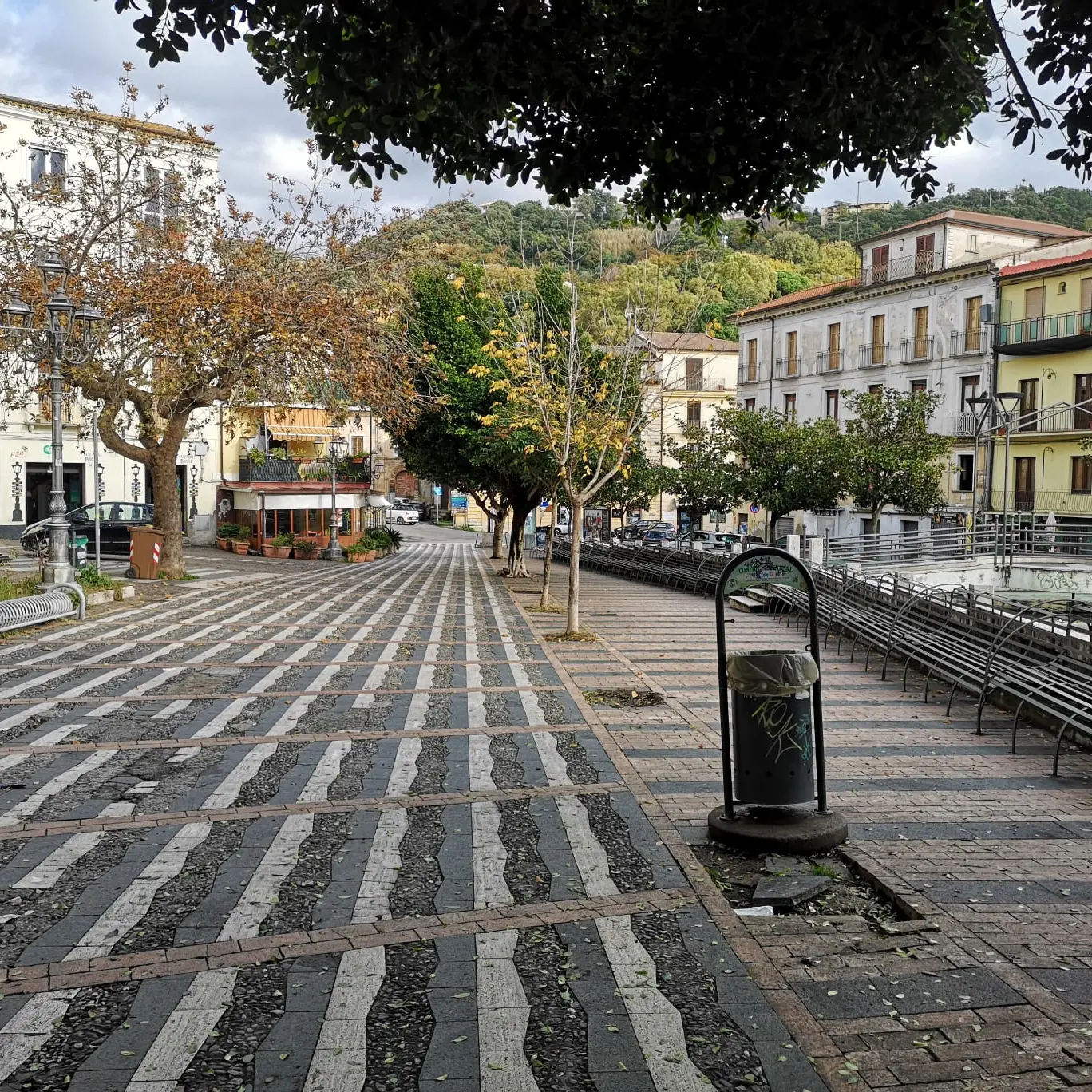 Lamezia, bottiglie usate come lame: rissa per il controllo della piazza a due passi dal salotto buono della città\n