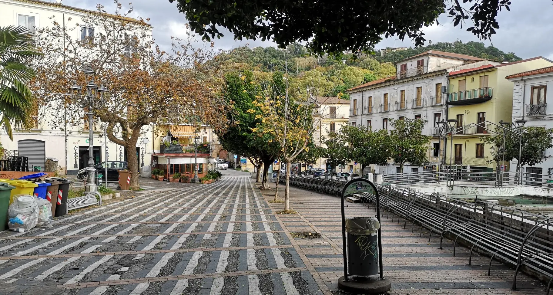 Lamezia, bottiglie usate come lame: rissa per il controllo della piazza a due passi dal salotto buono della città\n