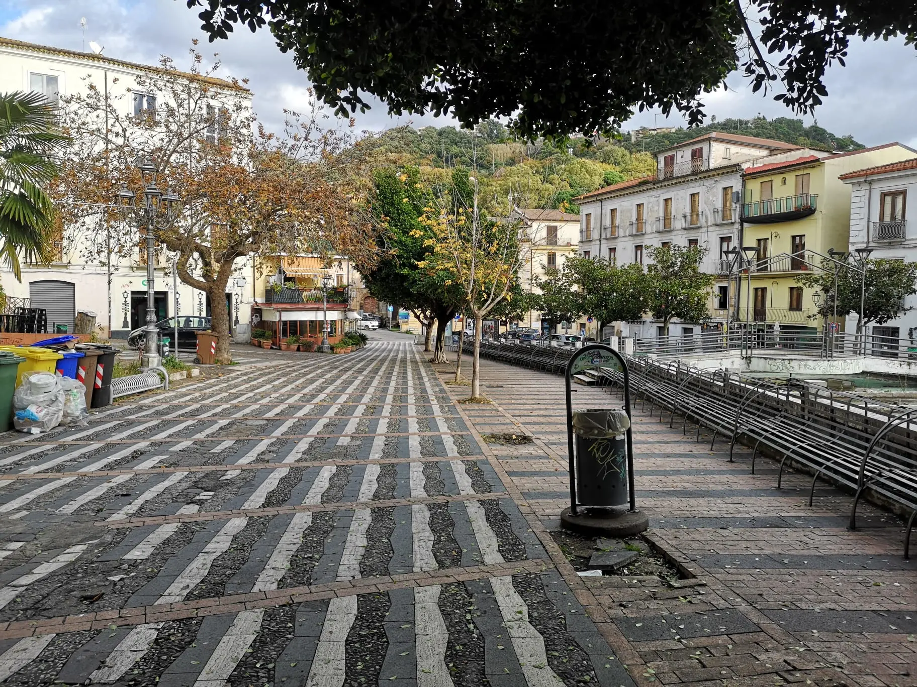 Lamezia, bottiglie usate come lame: rissa per il controllo della piazza a due passi dal salotto buono della città\n