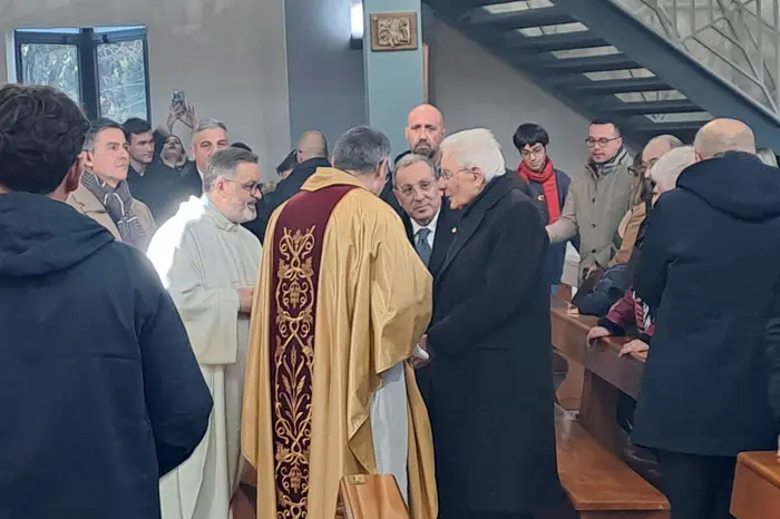 <p>Mattarella alla messa a Caivano (foto Ansa)</p>\\n , ANSA