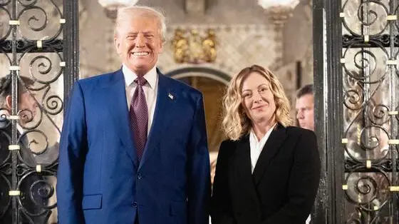 \"Bella serata con Donald Trump, che ringrazio per l\\'accoglienza. Pronti a lavorare insieme\". Lo scrive sui sui canali social la premier Giorgia Meloni allegando due bandiere, quella americana e quella italiana e la foto con il presidente americano. 5 gennaio 2025 Facebook Giorgia Meloni + ATTENZIONE LA FOTO NON PUO\\' ESSERE PUBBLICATA O RIPRODOTTA SENZA L\\'AUTORIZZAZIONE DELLA FONTE DI ORIGINE CUI SI RINVIA + NPK , ANSA