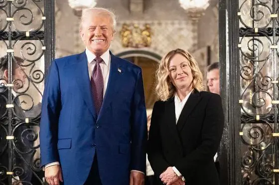 \"Bella serata con Donald Trump, che ringrazio per l\\'accoglienza. Pronti a lavorare insieme\". Lo scrive sui sui canali social la premier Giorgia Meloni allegando due bandiere, quella americana e quella italiana e la foto con il presidente americano. 5 gennaio 2025 Facebook Giorgia Meloni + ATTENZIONE LA FOTO NON PUO\\' ESSERE PUBBLICATA O RIPRODOTTA SENZA L\\'AUTORIZZAZIONE DELLA FONTE DI ORIGINE CUI SI RINVIA + NPK , ANSA