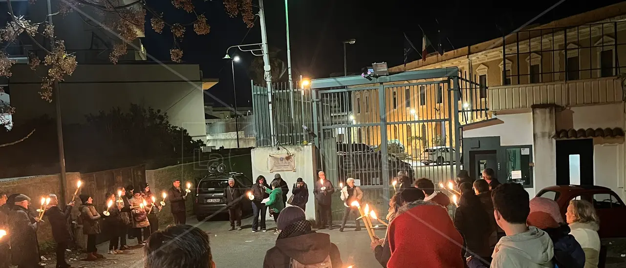 Fiaccole “abbracciano” il\u00A0carcere di Reggio Calabria e accendono\u00A0la speranza\u00A0\n