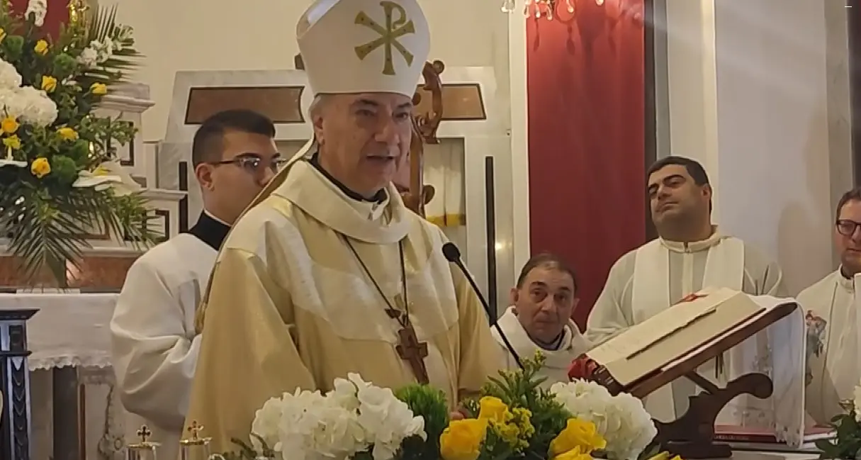L’abbraccio di\u00A0Satriano per don Mimmo Battaglia: «Vi voglio bene, mi avete aiutato a essere quello che sono oggi»